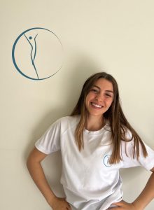 הכירו את זהר ברכה! זהר היא פיזיותרפיסטית מוסמכת B.P.T, בוגרת אוניברסיטת תל אביב. זהר מתמחה בשיקום אורתופדי, בעיות שריר-שלד ופציעות ספורט. לתחום הפיזיותרפיה הגיעה מתוך אהבה לספורט וסקרנות לגבי גוף האדם ועולם הרפואה והטיפול. בנוסף, זהר היא מאמנת כושר מוסמכת מטעם מכללת ווינגייט ומדריכת פילאטיס מזרן ומכשירים. זהר מאמינה בשילוב בין טיפול אקטיבי, תרגול פונקציונלי ושיקום מותאם אישית לכל מטופל. בזמנה הפנוי היא אוהבת לבלות עם חברים, לצאת לטייל, לרכב על אופניים, לצאת לרוץ, וללכת לשקיעה בים. 🌅🚴‍♀🏃‍♀🍃